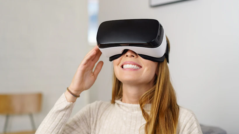 ヘッドマウントディスプレイはメガネを付けたままでも使える？メガネ使用者向け対策をまとめて解説